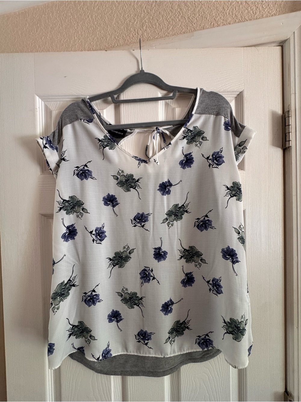 Women's Floral V-Neck Short Sleeve Blouse in White, Blue and Gray